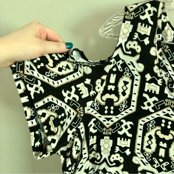 JM Collection Plus Size Black, White, and Tan Cold Shoulder Short Sleeve Top - Picture 3 of 7